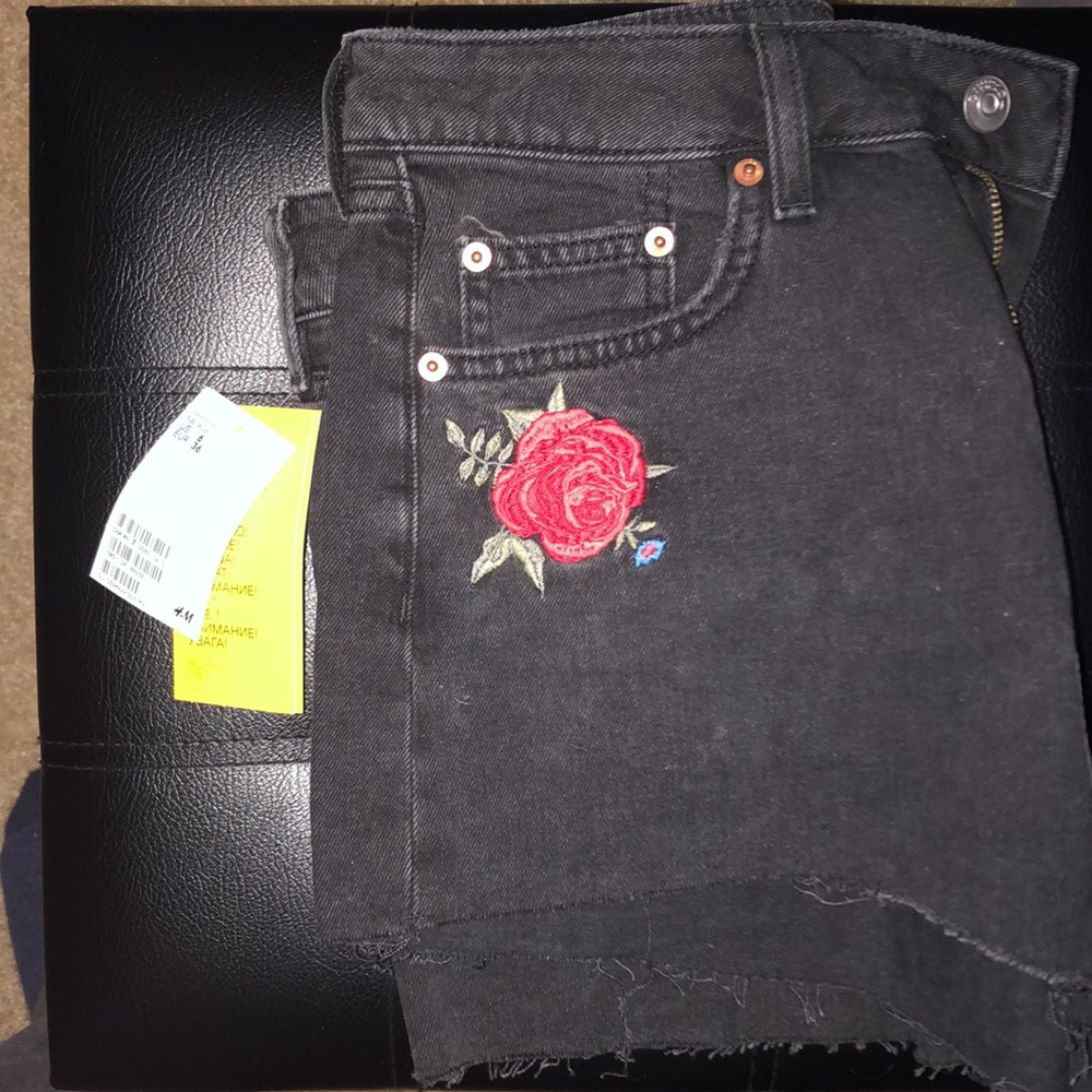 Black Jean Shorts With Roses - Picture 2 of 3